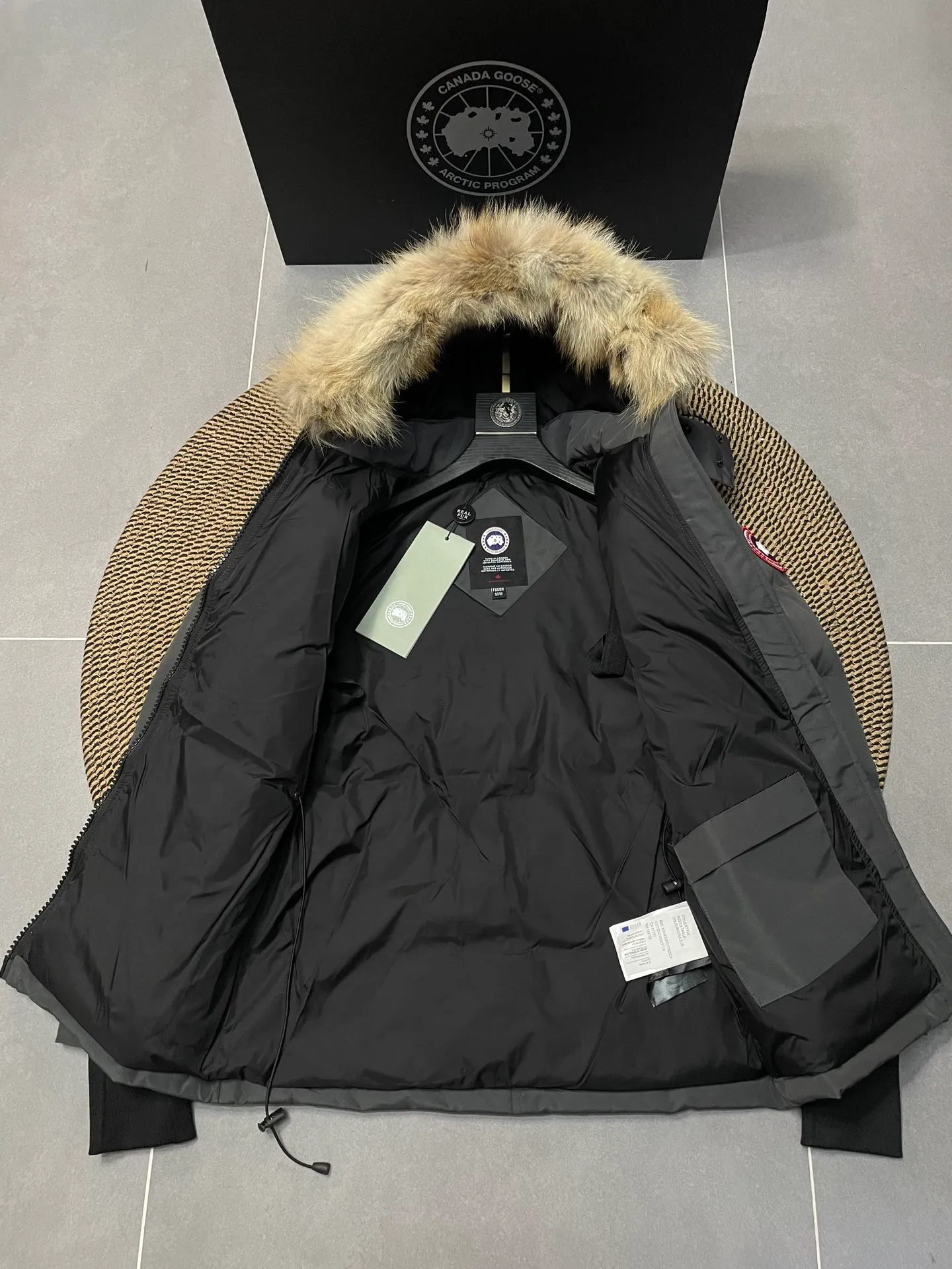 P880 Gray Canadian CANADA GOOES 04/Female model. The Arctic and Antarctic scientific expedition teams and others choose Canada Goose as their cold-proof equipment. They are the Rolls-Royce of down jackets.  ➖ Industry-leading anti-counterfeiting chip sensing.  ➖ Imported Behringer embroidery machines and customized embroidery labels, the highest level and industry leading.  ➖ Imported Korean 21-count polyester-cotton blended original fabric, TC85 waterproof coated fabric, water-repellent, windproof and wear-resistant.  ➖ The new national standard 80 white duck down is filled with an average of 520 grams of down. The amount of down filled is industry-leading.  ➖ 100% nylon lining with double double-layer sealing design to prevent velvet running, and seamless thread design on the cuffs!  ➖ Western Canadian Green Wolf Collar.  ➖ Yoshida YKK provides original factory-customized electroplated sliders. YKK two-way lockable zippers are tight and smooth and do not peel off paint.  ➖ 3M composite Velcro is durable and the accessories and hardware are all custom-made. Only for the purest goose, the most dedicated, the most professional, the highest quality, the highest cost performance!    SIZE:XS-XXL